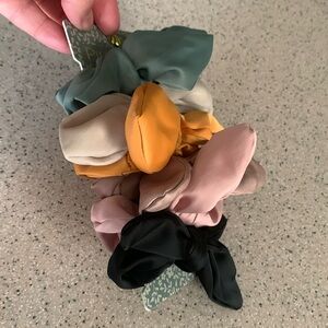 NWT SET OF 6 hair ties